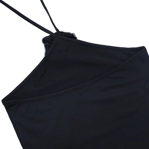 Détails du haut noir à licou avec des coutures précises et une texture de tissu lisse