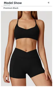Détail d'ensemble de yoga noir premium avec brassière dos en Y et short taille haute