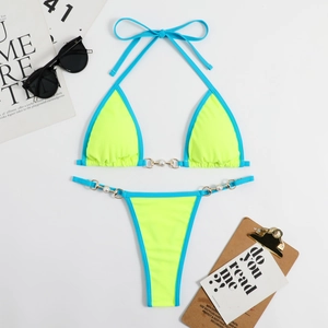Détail du bikini côtelé jaune fluo avec bordure bleue et accents de perles en métal