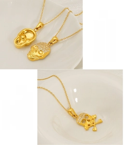 Vue détaillée du pendentif crâne en acier inoxydable plaqué or 18k serti de diamants