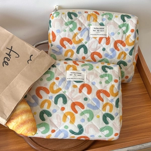 Quilted cotton cosmetic bag set with colorful retro U-pattern and slogan label