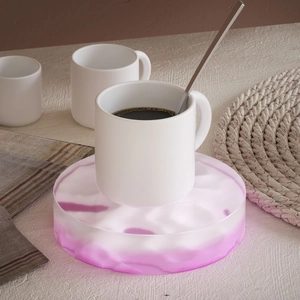 Harzform für Untersetzer mit rosa-weißem Farbverlauf und einer Kaffeetasse auf der Oberfläche