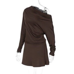 Détail de la robe marron à manche longue dénudée avec des textures froncées au décolleté