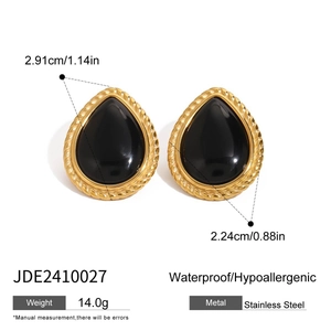 Gros plan de boucles d'oreilles ovales en acier inoxydable doré avec spécifications