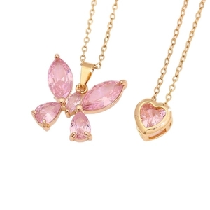 Colliers en acier doré avec pendentifs cœur et papillon en zircon rose sur fond blanc