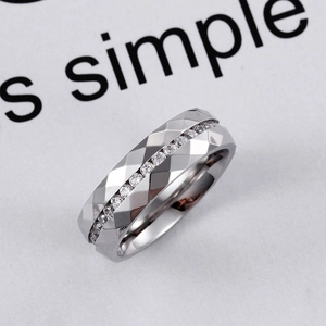Moderner geometrischer Zirkonia-Ring mit Rauten-Schliff in Silber-Optik aus 45-Grad-Winkel