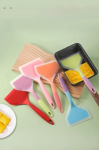 Vue à plat de spatules en silicone translucides colorées avec trous de suspension en cuisine