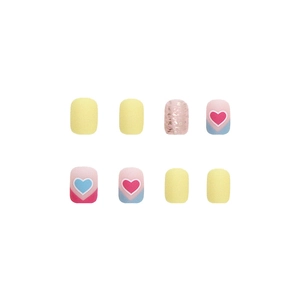Faux ongles mats motif cœur avec dégradés jaune et rose-bleu et détails pailletés
