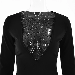 Detail des schwarzen V-Ausschnitt Kleides mit Mesh-Patchwork und funkelnden Pailletten