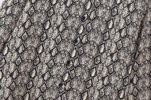 Detailansicht der Schlangenmuster-Bluse mit schwarzen Knöpfen und Seidenstruktur