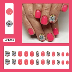 Kurze runde Kunstnägel mit pinkfarbenem und handgemaltem Blumendesign W1082
