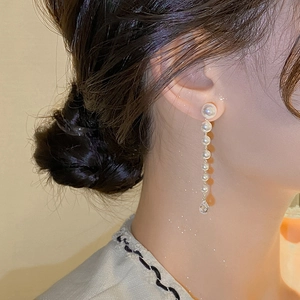 Détails de boucles d'oreilles perles élégantes avec pendentifs gouttes d'eau