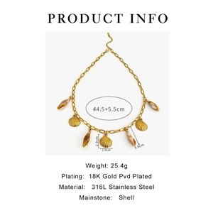 Vue détaillée du collier en acier doré 18K montrant la taille des pendentifs coquillage