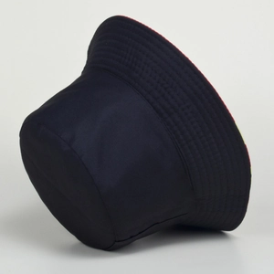 Détail du chapeau bob bleu marine montrant le bord surpiqué et le tissu en coton épais