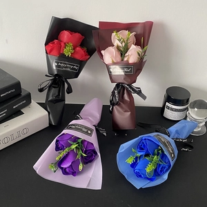Drei-Rosen-Kunstseifenblumensträuße in Rot, Rosa, Blau und Lila Geschenkverpackung