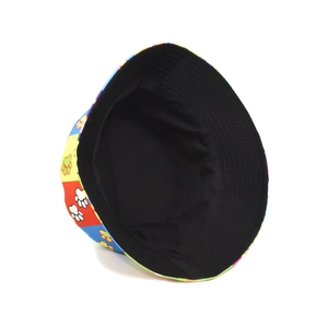 Cappello da pescatore reversibile nero con motivo colorato di impronte di zampe
