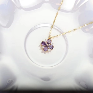 Élégant collier trèfle doré avec pétales d'améthyste violette et accents étincelants