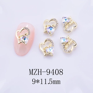 Macro de 5 bijoux d'ongles en cœur doré avec texte Love et zircons holographiques