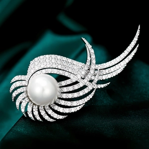 Broche aile argentée élégante avec une grande perle blanche et des oxydes de zirconium