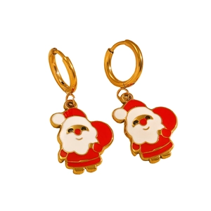 Dettaglio degli orecchini di Natale dorati con pendente Babbo Natale in smalto colorato