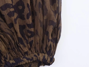 Dettaglio ravvicinato di tessuto chiffon leopardato con bordo elastico