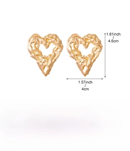 Dettaglio orecchini a cuore lava dorati con dimensioni 4,6cm x 4cm e materiale in ferro
