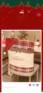 Dettaglio coprisedia Babbo Natale in morbido poliestere con decorazioni di bacche festive