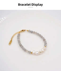 Détail du fermoir en or K14 sur le bracelet en pierre de lune et perles