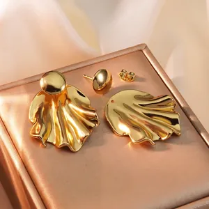 Boucles d'oreilles dorées plissées en forme d'éventail avec finition polie chic