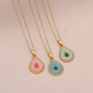 Trois colliers dorés en acier inoxydable avec pendentifs gouttes en rose, bleu et vert