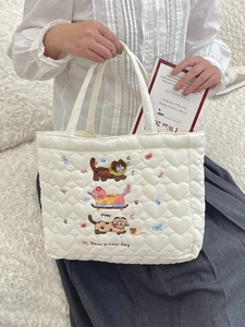 Sac fourre-tout blanc matelassé avec broderie de chat mignon et motifs de couture en cœur