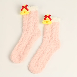 Detailansicht der rosa Korallenfleece-Socken mit gelben Glöckchen und roten Schleifen