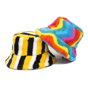 Chapeau Bob Fausse Fourrure De Lapin Chaud Hiver Peluche Mode Rayé Arc En Ciel Extérieur Pour Femmes Et Hommes
