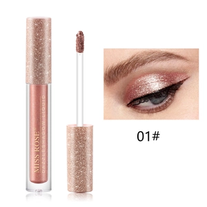 Λεπτομέρεια macro από ροζ χρυσό υγρή σκιά ματιών με απλικατέρ και αποτέλεσμα μακιγιάζ
