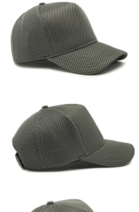 Detail der grauen Mesh-Baseballkappe mit atmungsaktivem Polyestergewebe und Klettverschluss