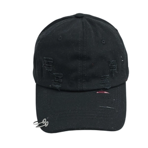 Detail der schwarzen Baumwoll-Baseballkappe mit Distressed-Effekt und zwei silbernen Metallringen