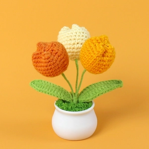 Handgehäkelte Tulpen im Topf in Orange, Beige und Gelb mit weißem Keramik-Blumentopf