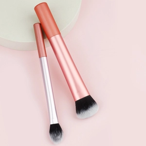 Close-up of dual-tone synthetic bristles and gradient pink metallic brush handles