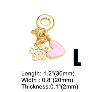 Détail montrant les dimensions des charmes dorés 18k avec cœur rose et patte de chat