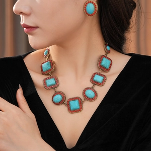 Detail von Vintage-Goldschmuck-Set mit Türkissteinen und roten Perlen für Damen
