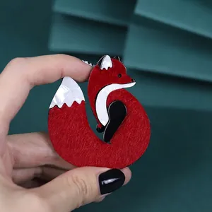 Handheld red fox brooch made of soft felt and acrylic for women and children accessory
