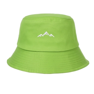 Détail du bob vert citron avec broderie de montagne blanche et texture en toile de coton