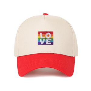 Cappellino da baseball a 5 pannelli color-block con ricamo LOVE arcobaleno su beige