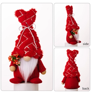 Vue en trois plans d'un gnome de Noël rouge avec sequins et détails de baies