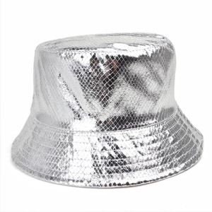 Détail d'un chapeau bob argenté métallisé avec texture gaufrée de serpent et fini brillant
