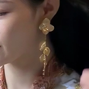 Boucles d'oreilles pendantes fleurs et feuilles dorées au fini métal vintage