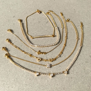 Goldenes Edelstahl-Armband-Set mit Love-Anhänger, Würfeln und Zirkonia-Herz-Anhängern