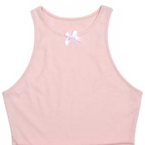 Détail d'une mini robe en maille rose côtelée avec un petit nœud blanc décoratif au col