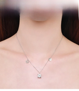 Dettaglio della collana Cancro in argento 925 con pendente in zircone indossata da modella