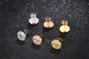 Macro des boucles d'oreilles arbre de vie en argent, or rose et or de forme octogonale